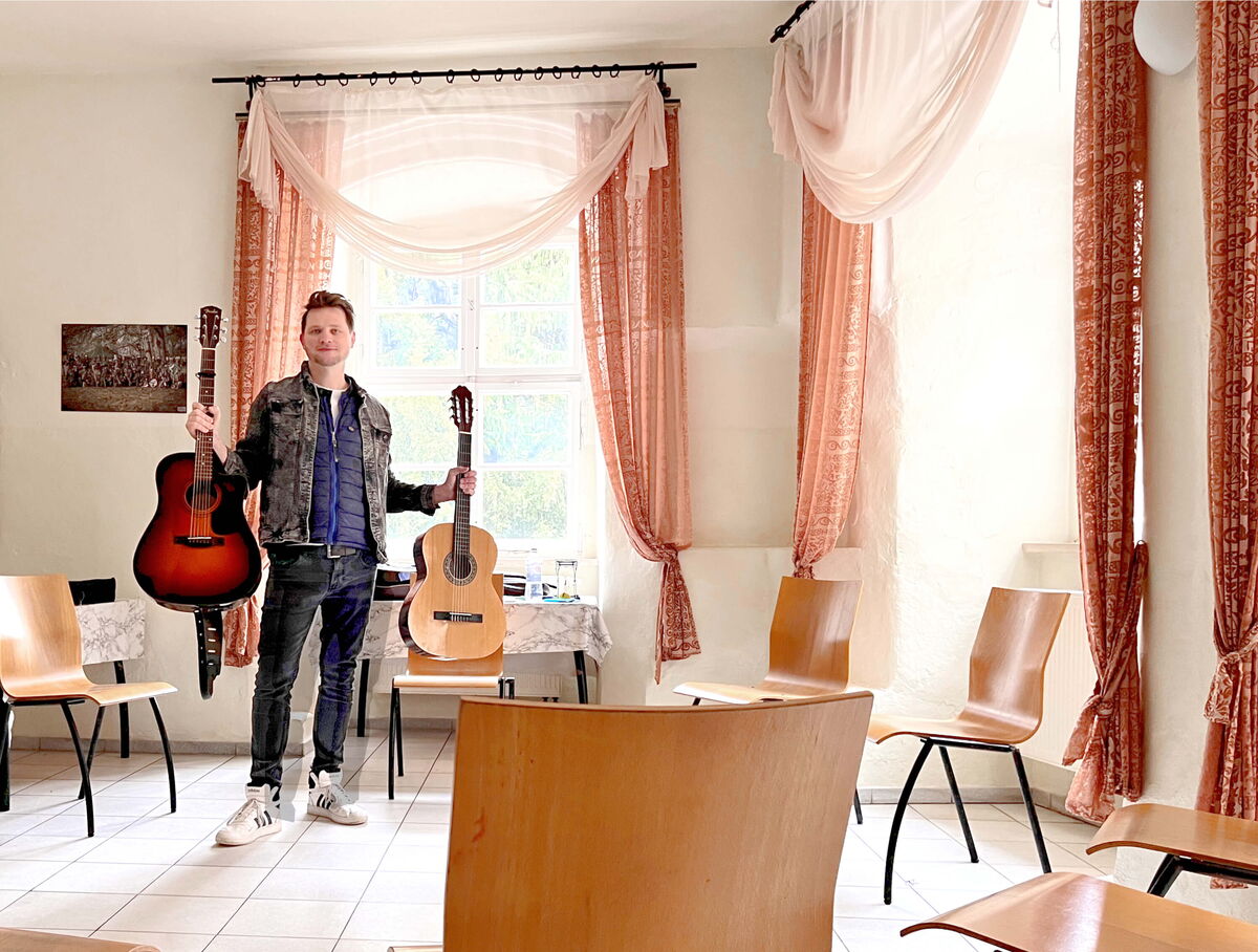 Christian Michael mit zwei Gitarren in der Hand
